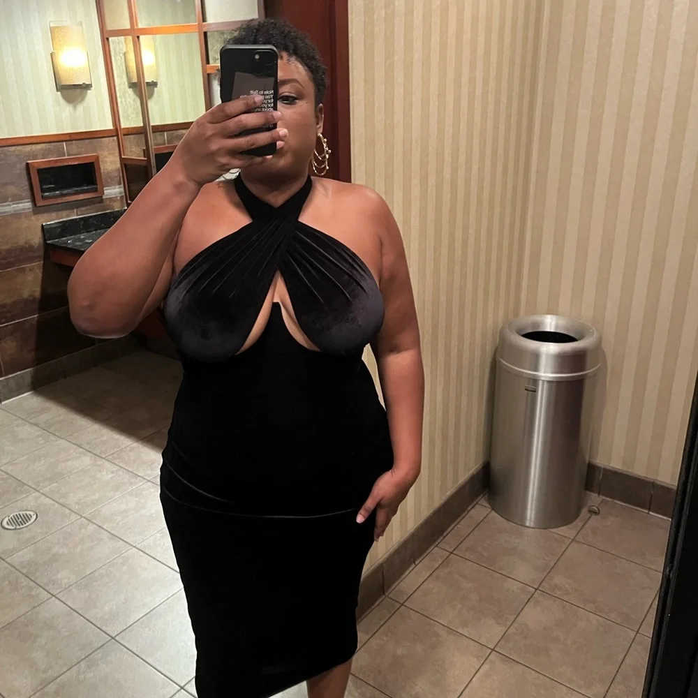 Elegant Black Midi Dress - Picture 2 of 5